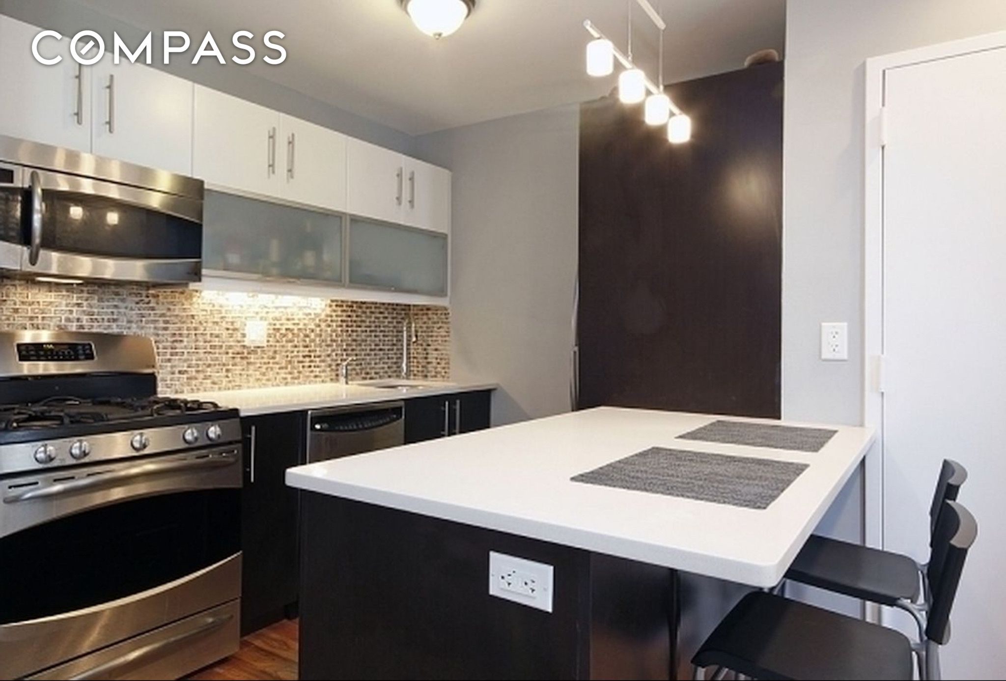 44 Meserole Street 401, Williamsburg, Brooklyn, New York - 2 Bedrooms  
2 Bathrooms  
5 Rooms - 