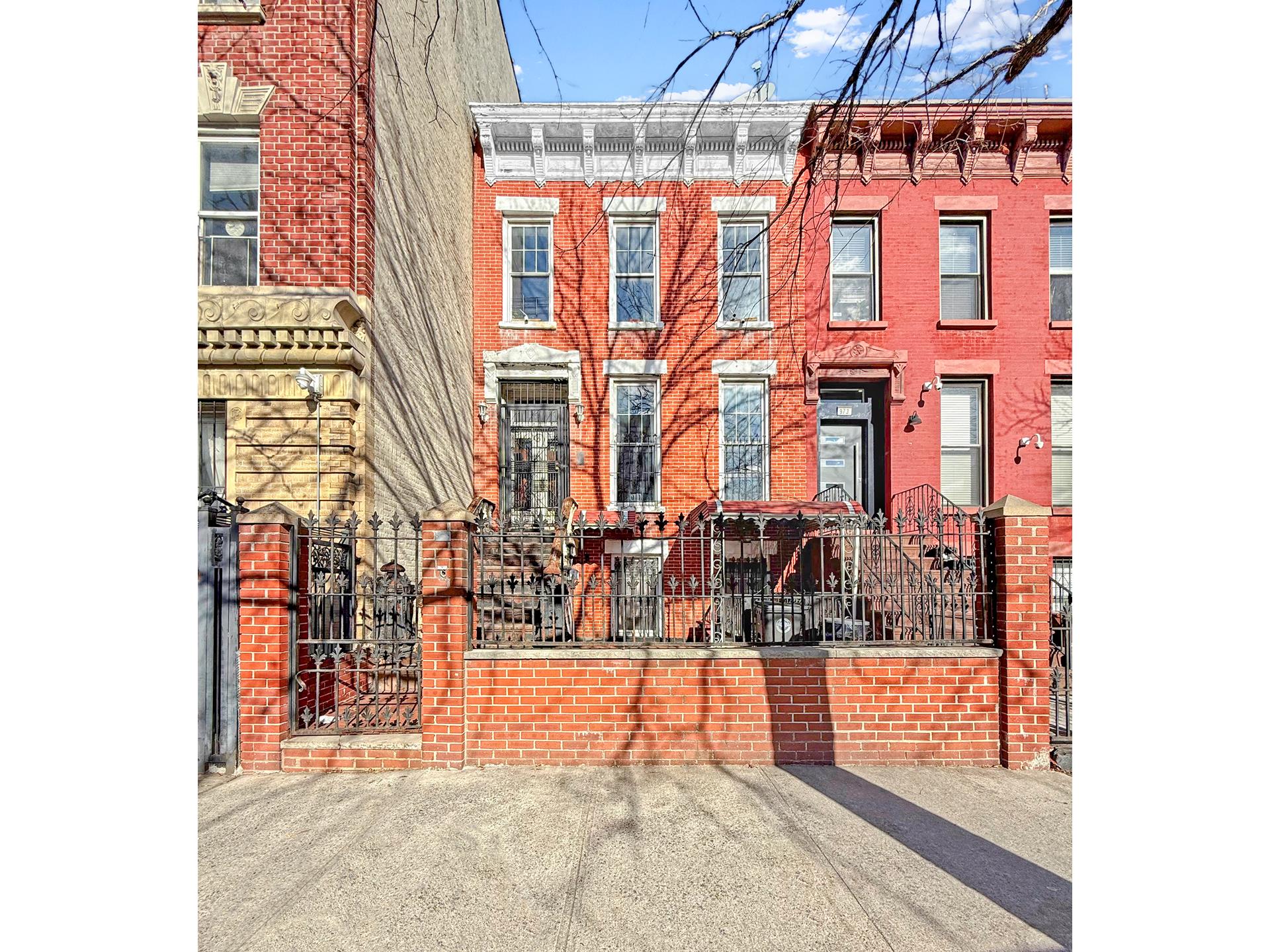 971 Bergen Street, Crown Heights, Brooklyn, New York - 4 Bedrooms  
3.5 Bathrooms  
15 Rooms - 