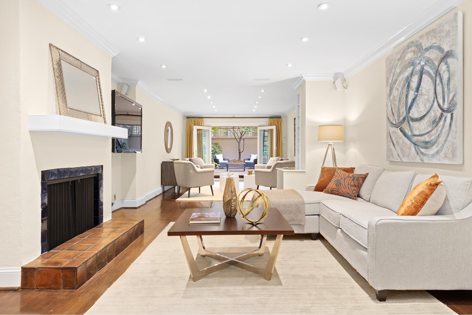 247 East 71st Street, Lenox Hill, Upper East Side, NYC - 5 Bedrooms  
3.5 Bathrooms  
10 Rooms - 