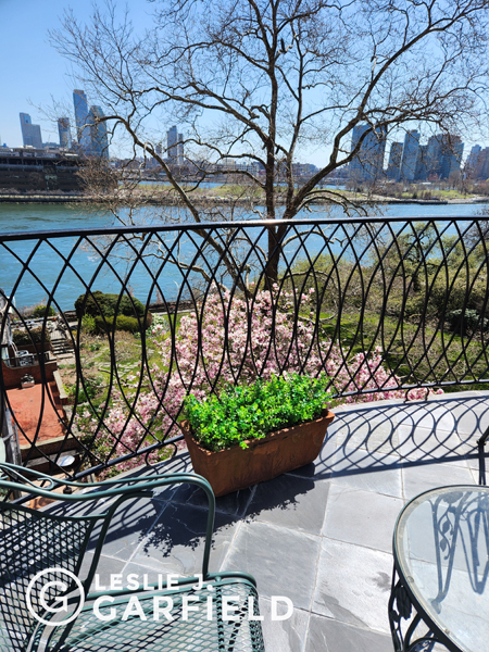 15 Sutton Place, Sutton, Midtown East, NYC - 4 Bedrooms  
5.5 Bathrooms  
16 Rooms - 