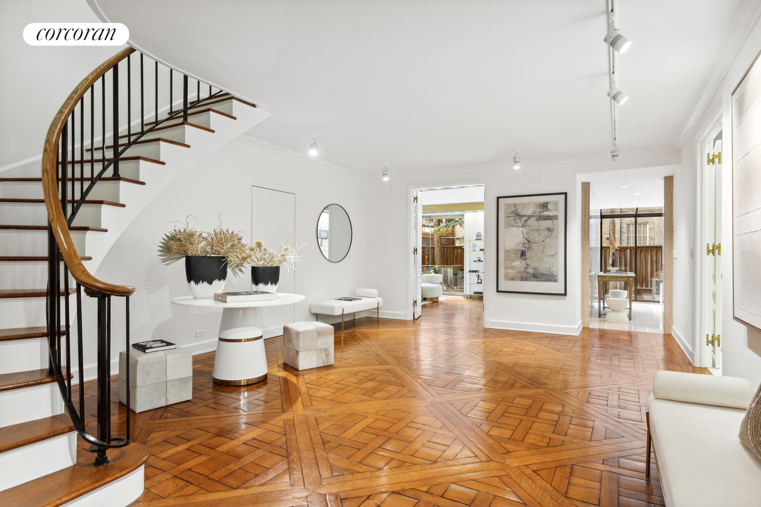 812 5th Avenue Maisonsout, Lenox Hill, Upper East Side, NYC - 5 Bedrooms  
4.5 Bathrooms  
9 Rooms - 