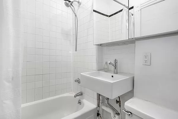 264 W 22ND Street, New York, NY 10011, 1 Bedroom Bedrooms, 3 Rooms Rooms,1 BathroomBathrooms,Residential,For Sale,22ND,RPLU-476622328157