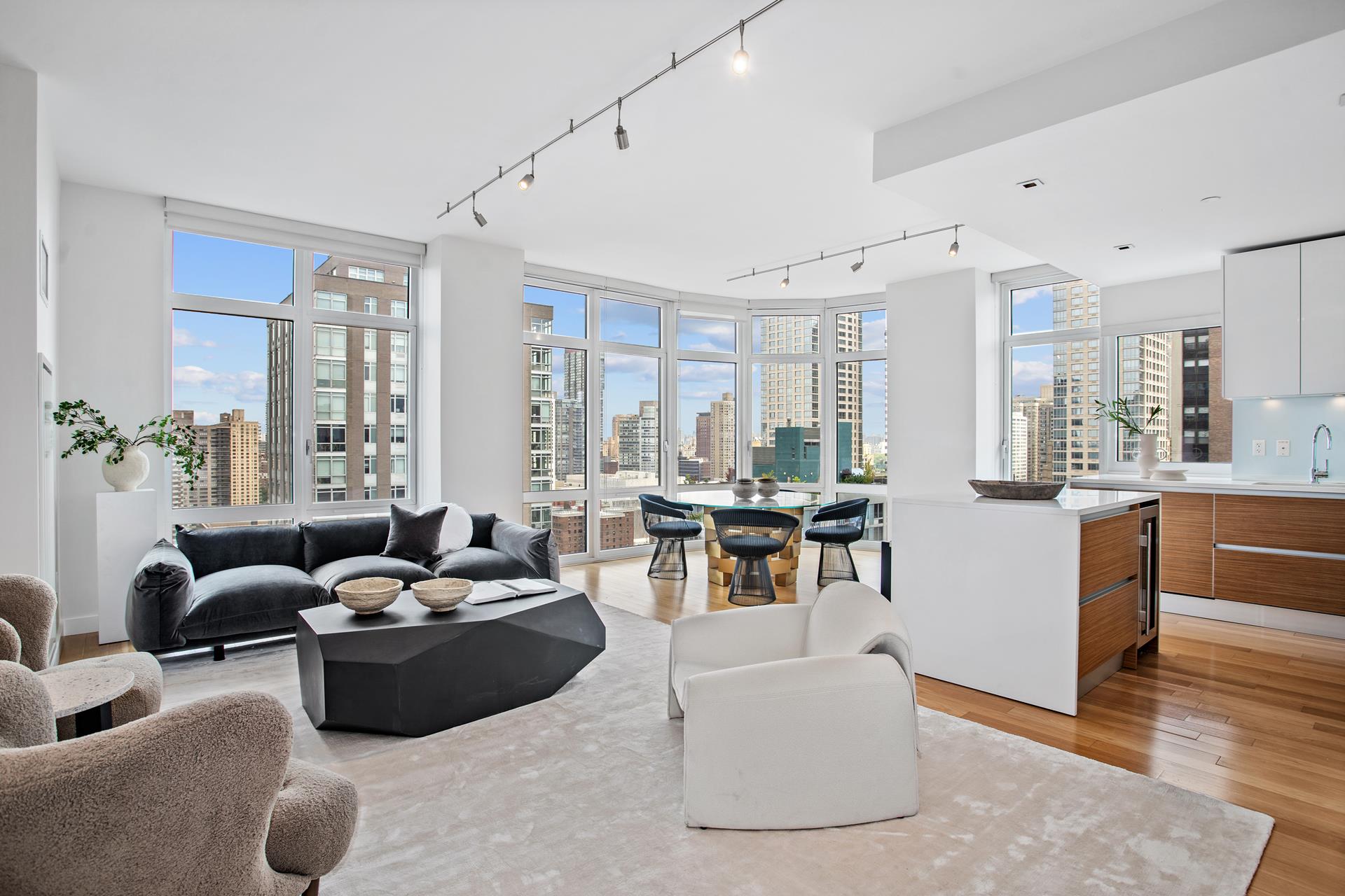 555 West 59th Street 25E, Lincoln Sq, Upper West Side, NYC - 2 Bedrooms  
2 Bathrooms  
4 Rooms - 