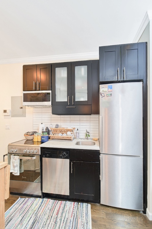 192 East 3rd Street 5G, East Village, Downtown, NYC - 2 Bedrooms  
1 Bathrooms  
4 Rooms - 