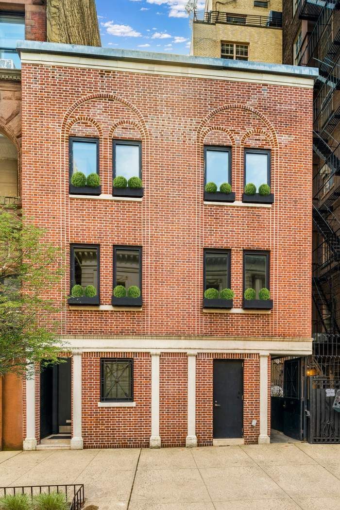 2 East 78th Street, Upper East Side, Upper East Side, NYC - 3 Bedrooms  
1.5 Bathrooms  
5 Rooms - 