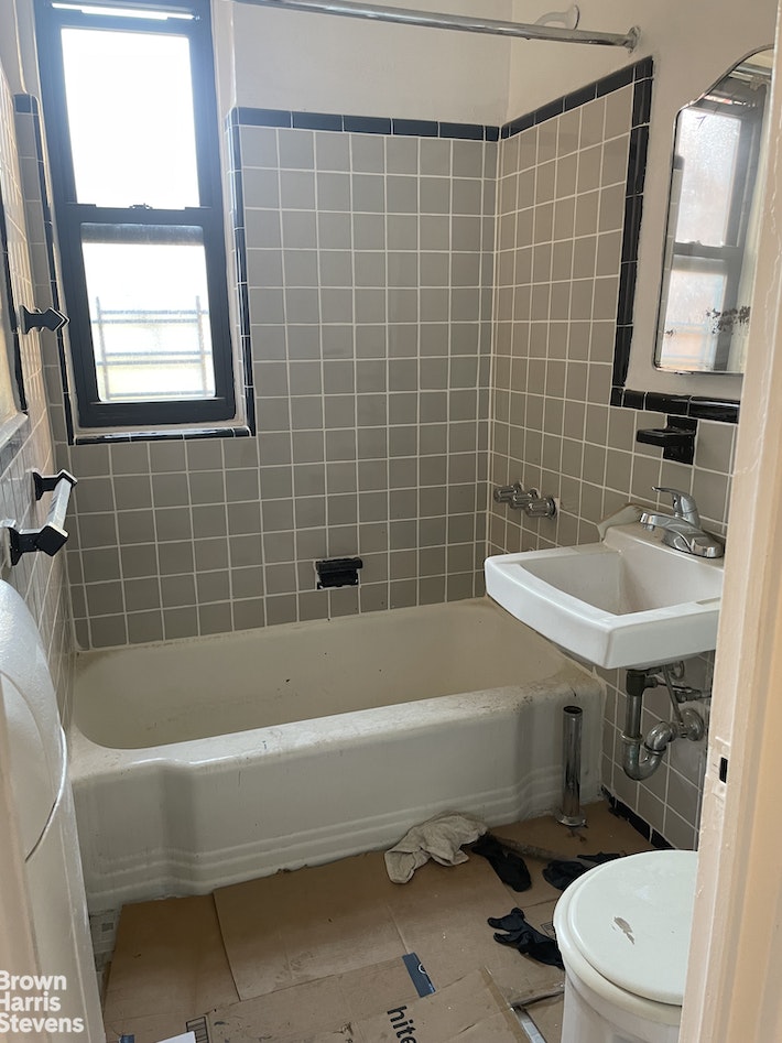 2980 BRIGGS Avenue, New York, NY 10458, 1 Room Rooms,1 BathroomBathrooms,Residential Lease,For Rent,BRIGGS,RPLU-63222435507