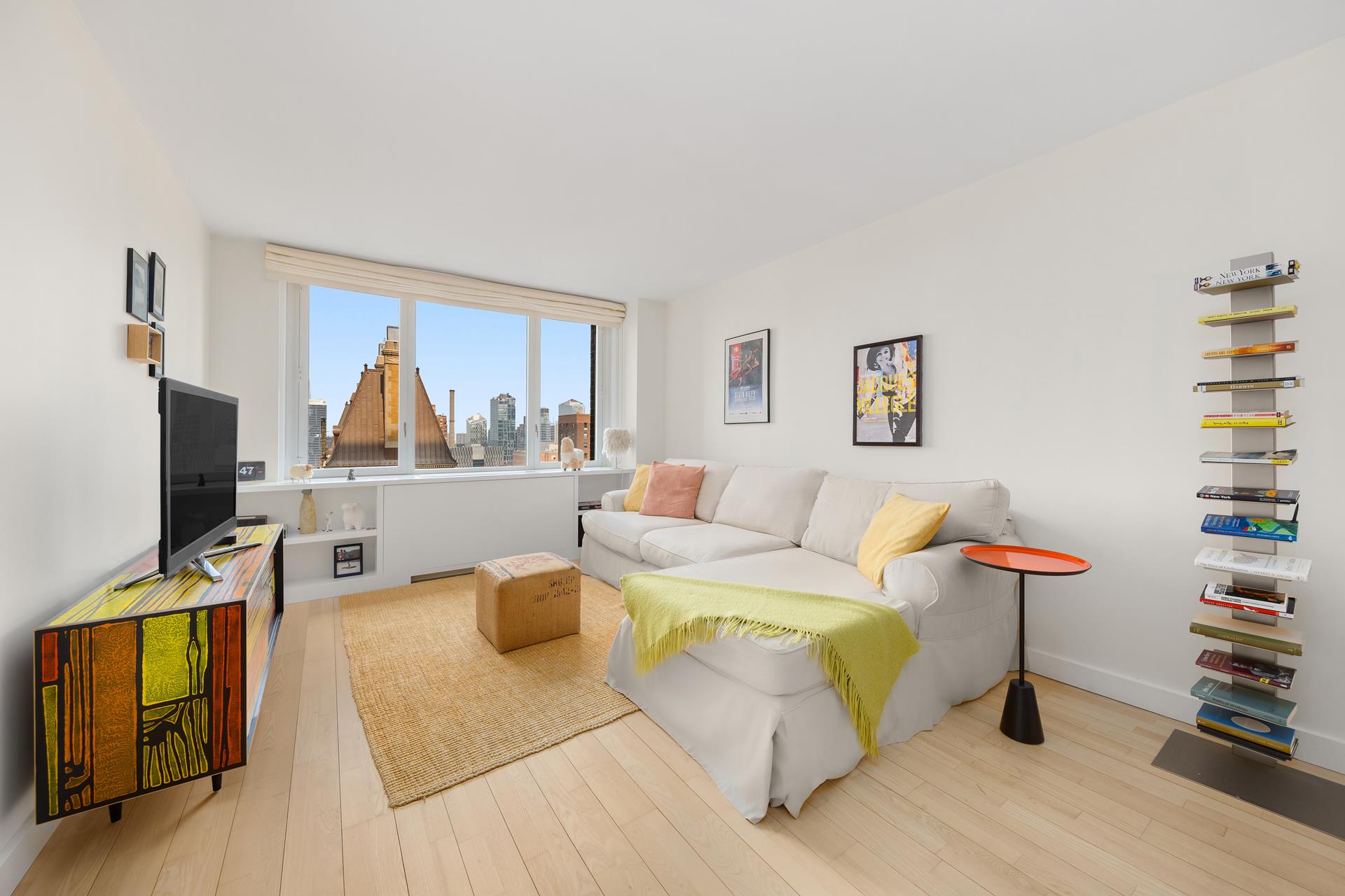 322 West 57th Street 32F1, Hells Kitchen, Midtown West, NYC - 2 Bedrooms  
2 Bathrooms  
4 Rooms - 