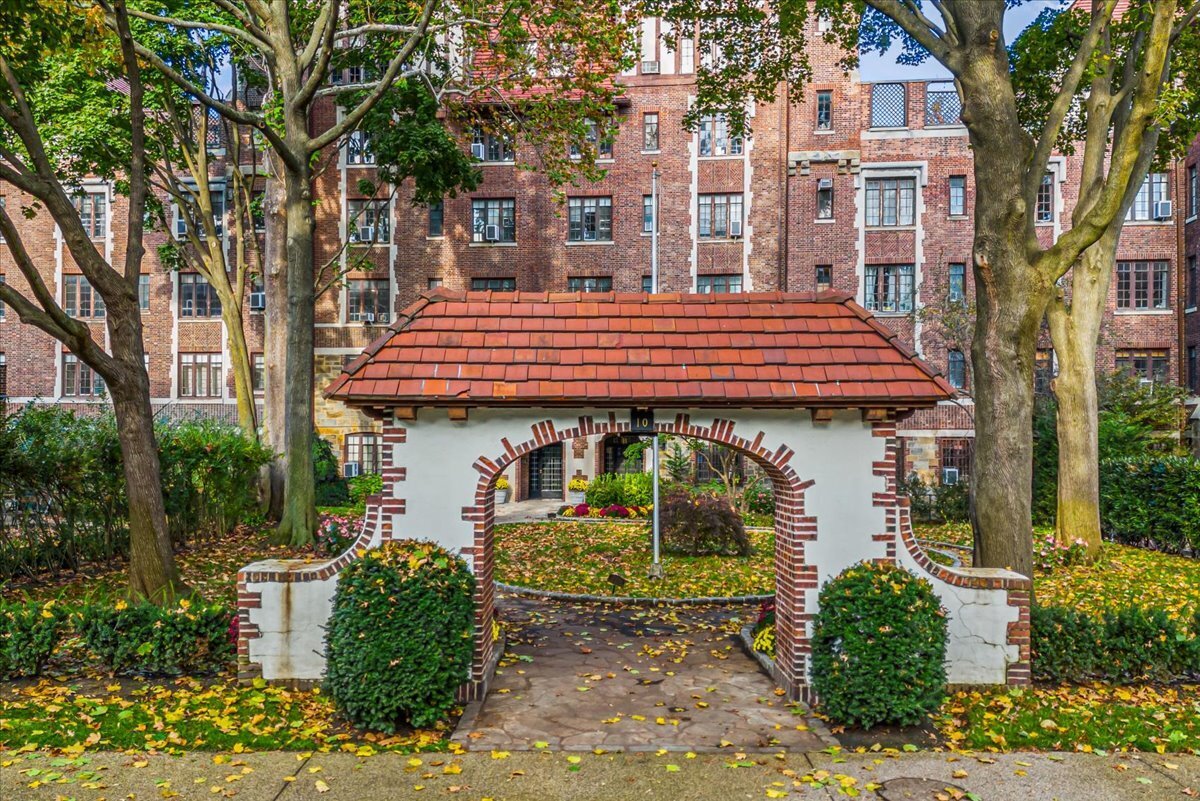 Photo 1 of 10 Holder Place, Forest Hills, New York, $618,000, Web #: 1038524495