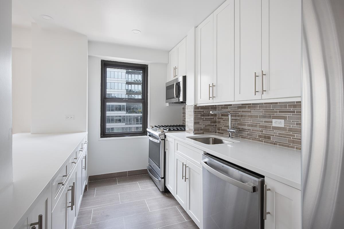 240 East 76th Street 15-Kl, Upper East Side, Upper East Side, NYC - 3 Bedrooms  
2.5 Bathrooms  
7 Rooms - 