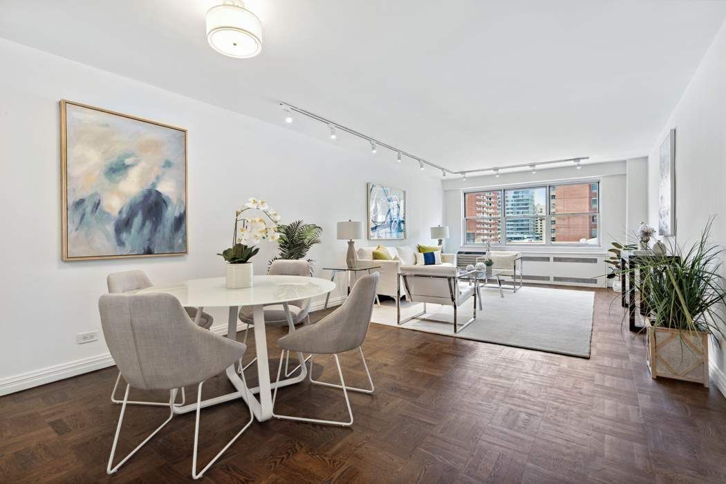 300 East 71st Street 7O, Lenox Hill, Upper East Side, NYC - 2 Bedrooms  
2 Bathrooms  
4 Rooms - 