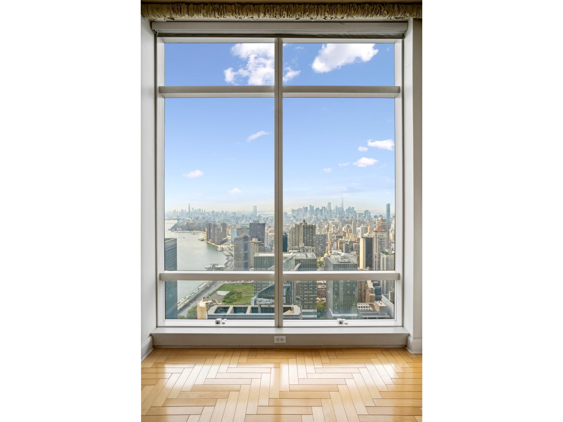 845 United Nations Plaza 76B, Turtle Bay, Midtown East, NYC - 3 Bedrooms  
3.5 Bathrooms  
7 Rooms - 