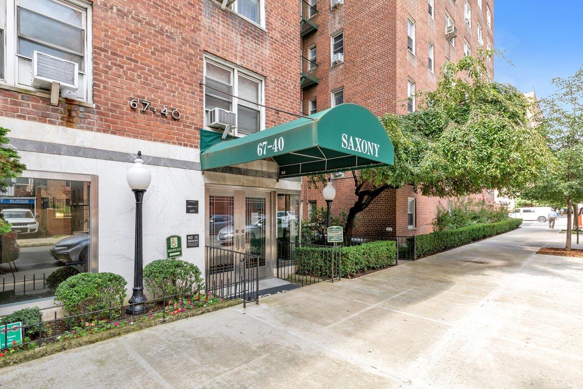 67-40 Booth Street, Forest Hills, Queens, New York - 1 Bedrooms  
1 Bathrooms  
4 Rooms - 