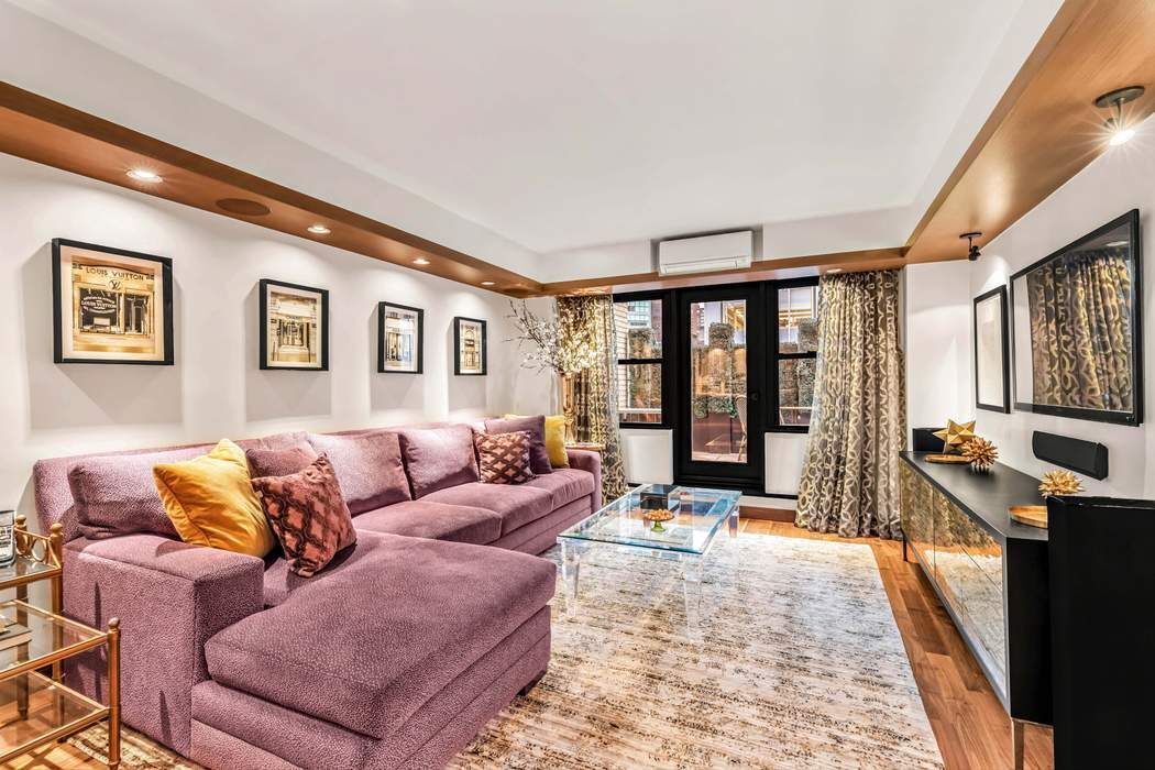 135 East 54th Street 14M, Midtown Central, Midtown East, NYC - 2 Bedrooms  
2 Bathrooms  
5 Rooms - 