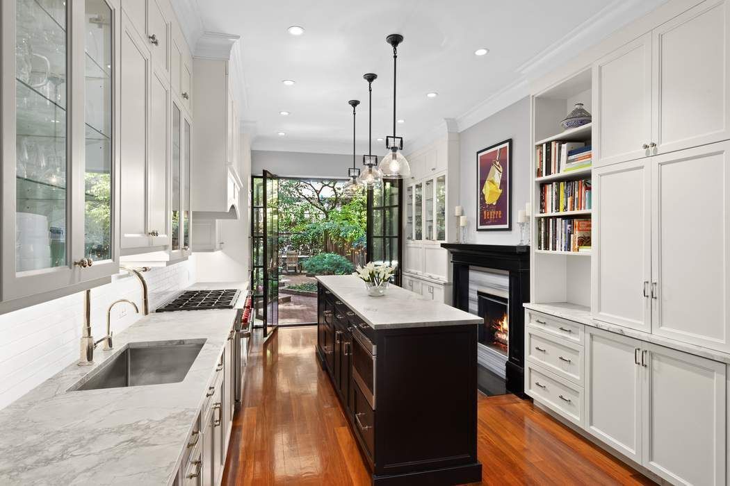 239 East 78th Street, Upper East Side, Upper East Side, NYC - 5 Bedrooms  
3.5 Bathrooms  
10 Rooms - 