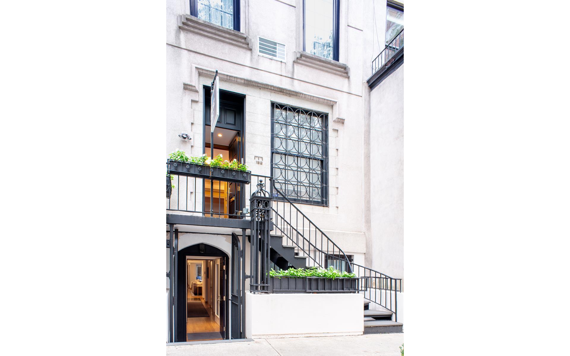 152 East 63rd Street, Lenox Hill, Upper East Side, NYC - 6 Bedrooms  
5.5 Bathrooms  
12 Rooms - 