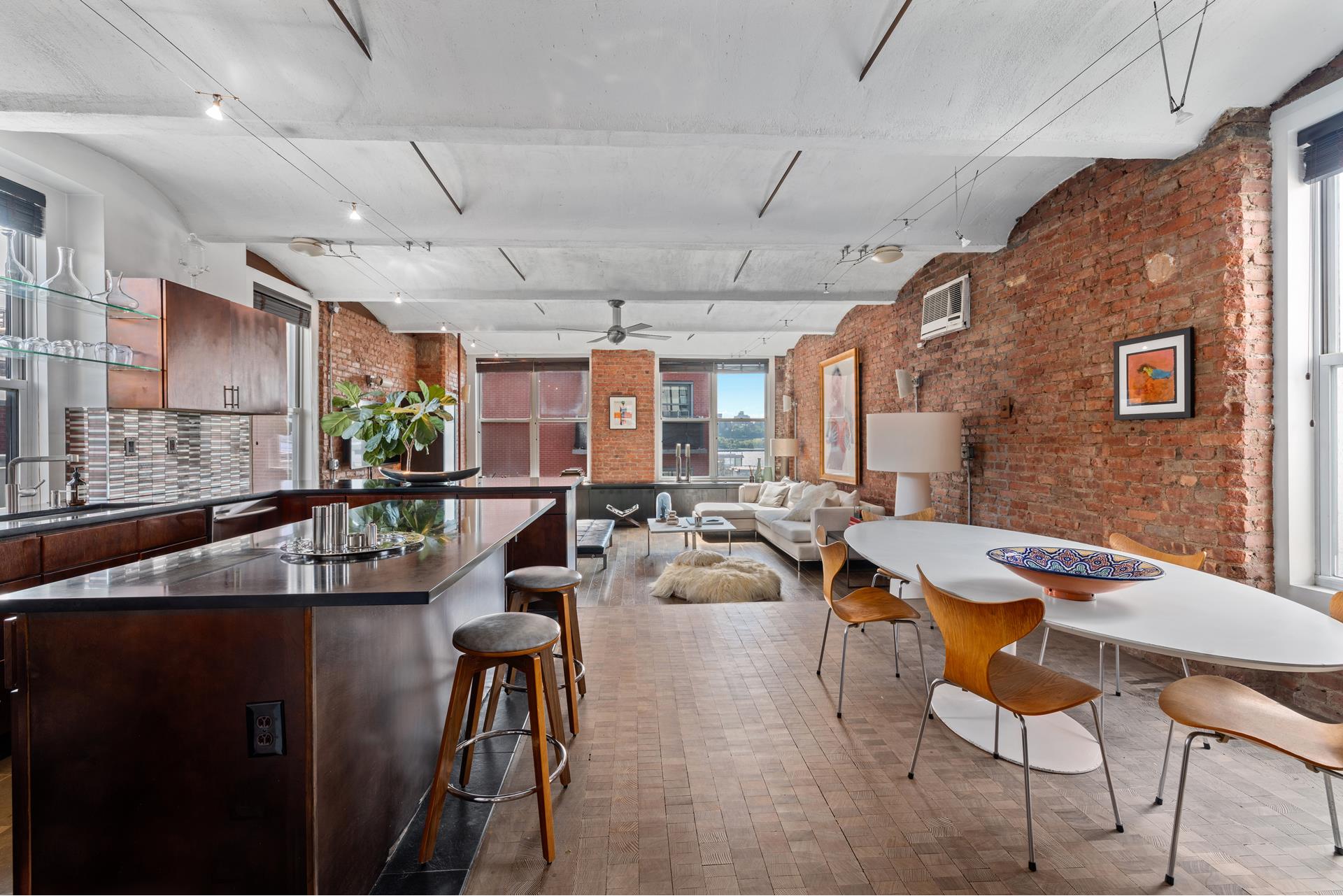 275 Water Street 5/6, Lower Manhattan, Downtown, NYC - 4 Bedrooms  
2.5 Bathrooms  
8 Rooms - 