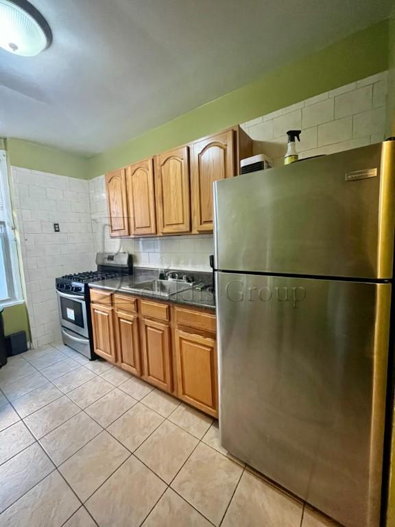 21-18 21st Rd , Astoria, Queens, New York - 2 Bedrooms  
1 Bathrooms  
5 Rooms - 