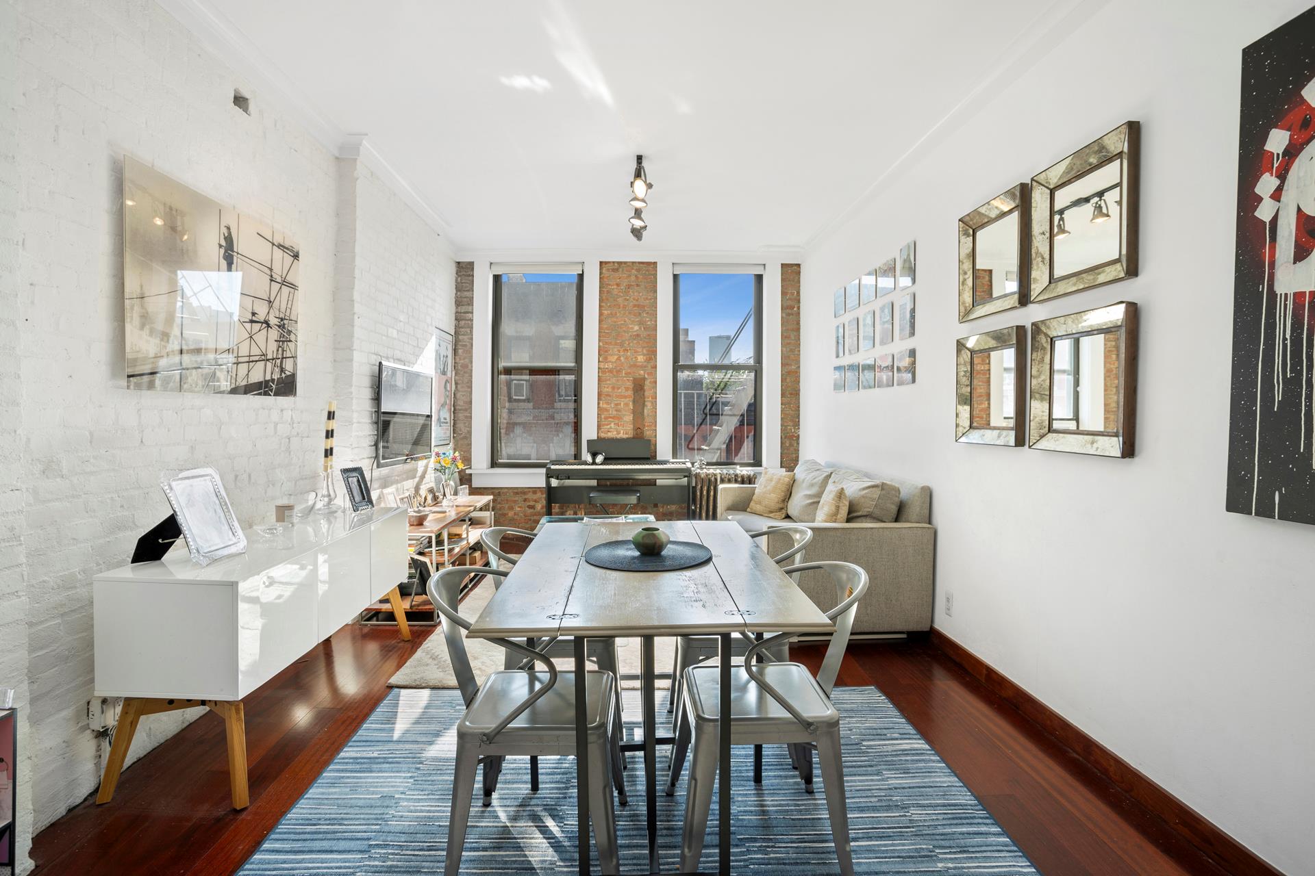 241 East 7th Street 5A, East Village, Downtown, NYC - 2 Bedrooms  
1 Bathrooms  
4 Rooms - 