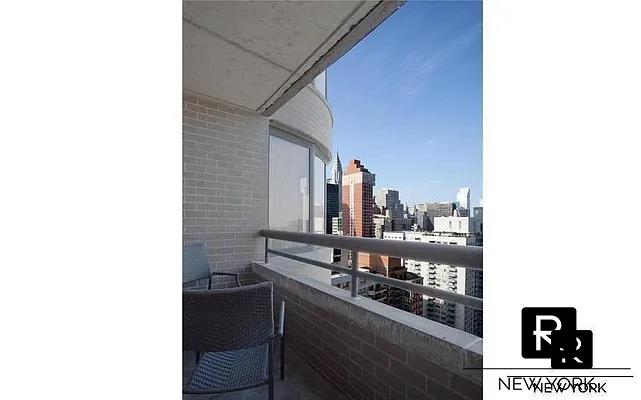 330 East 38th Street 11-L, Murray Hill, Midtown East, NYC - 2 Bedrooms  
2 Bathrooms  
5 Rooms - 
