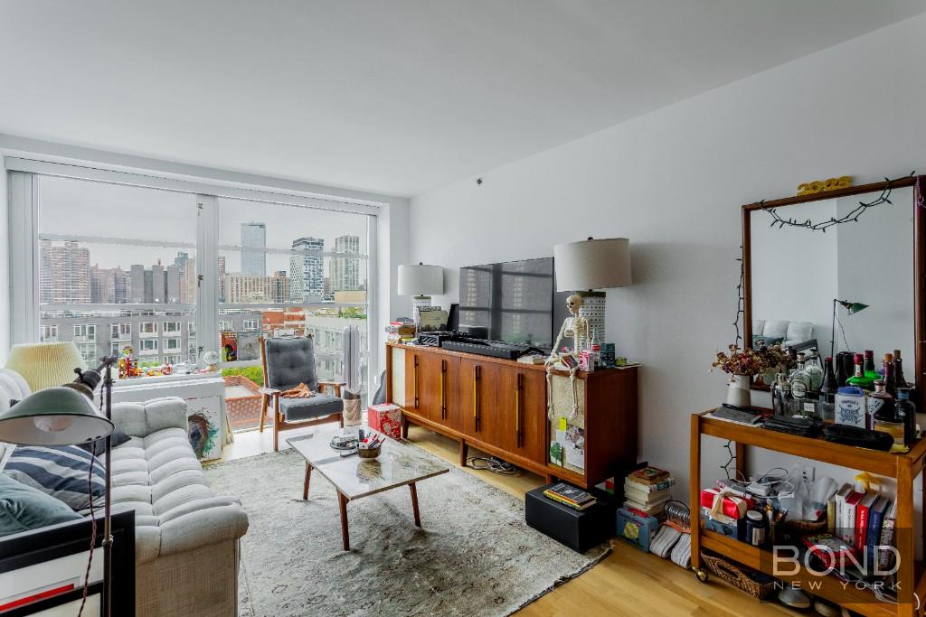 331 East Houston Street 10B, Lower East Side/Chinatown, Downtown, NYC - 3 Bedrooms  
2 Bathrooms  
5 Rooms - 