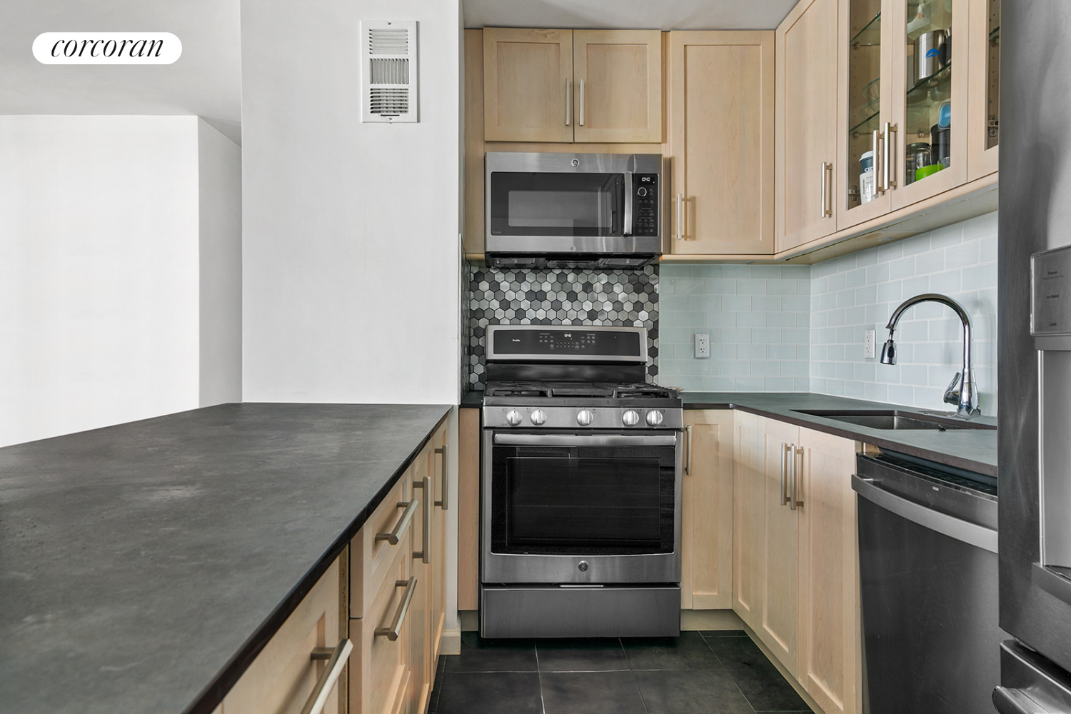 77 Fulton Street 8L, Lower Manhattan, Downtown, NYC - 2 Bedrooms  
1 Bathrooms  
4 Rooms - 