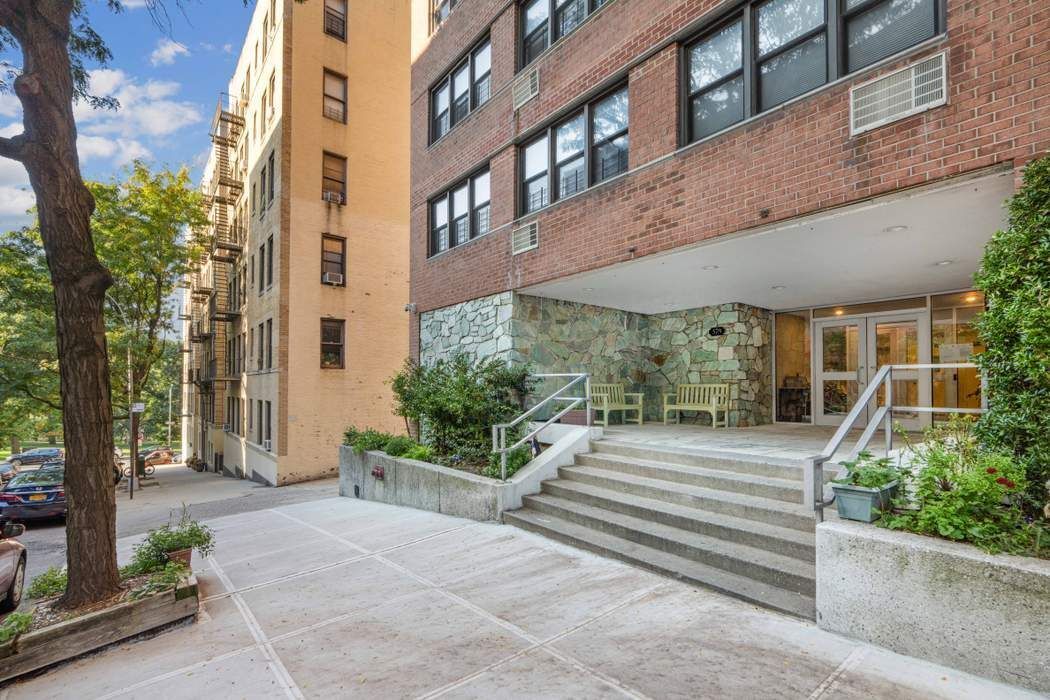 579 W 215th Street, New York, NY 10034, 2 Rooms Rooms,1 BathroomBathrooms,Residential,For Sale,215th,PRCH-7716974