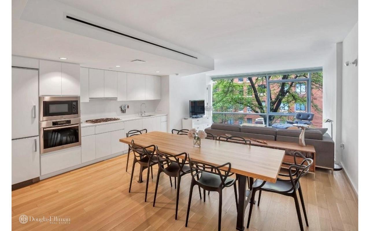 425 West 53rd Street 308, Hells Kitchen, Midtown West, NYC - 1 Bedrooms  
1.5 Bathrooms  
3 Rooms - 