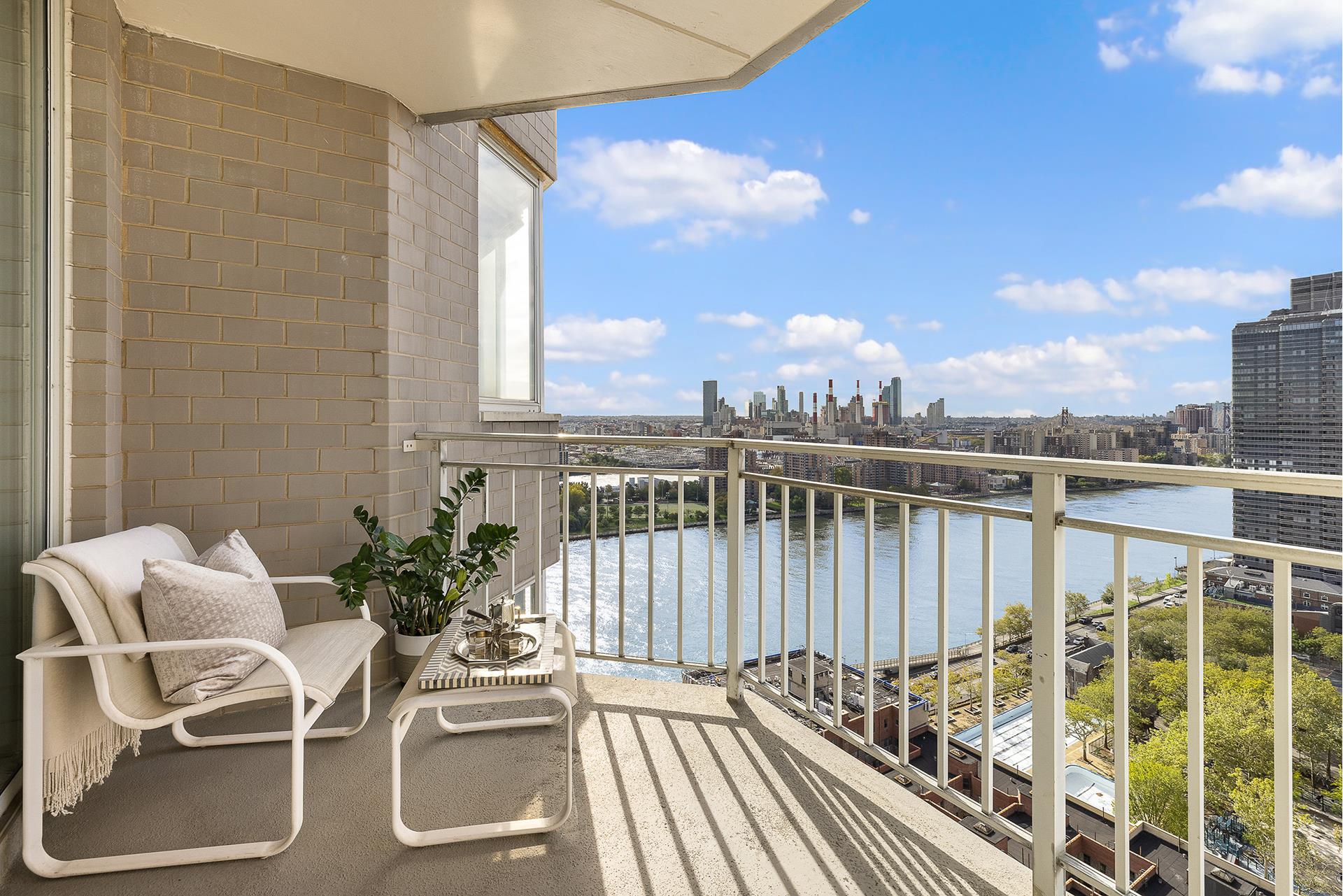 515 East 79th Street 29D, Yorkville, Upper East Side, NYC - 2 Bedrooms  
2.5 Bathrooms  
5 Rooms - 