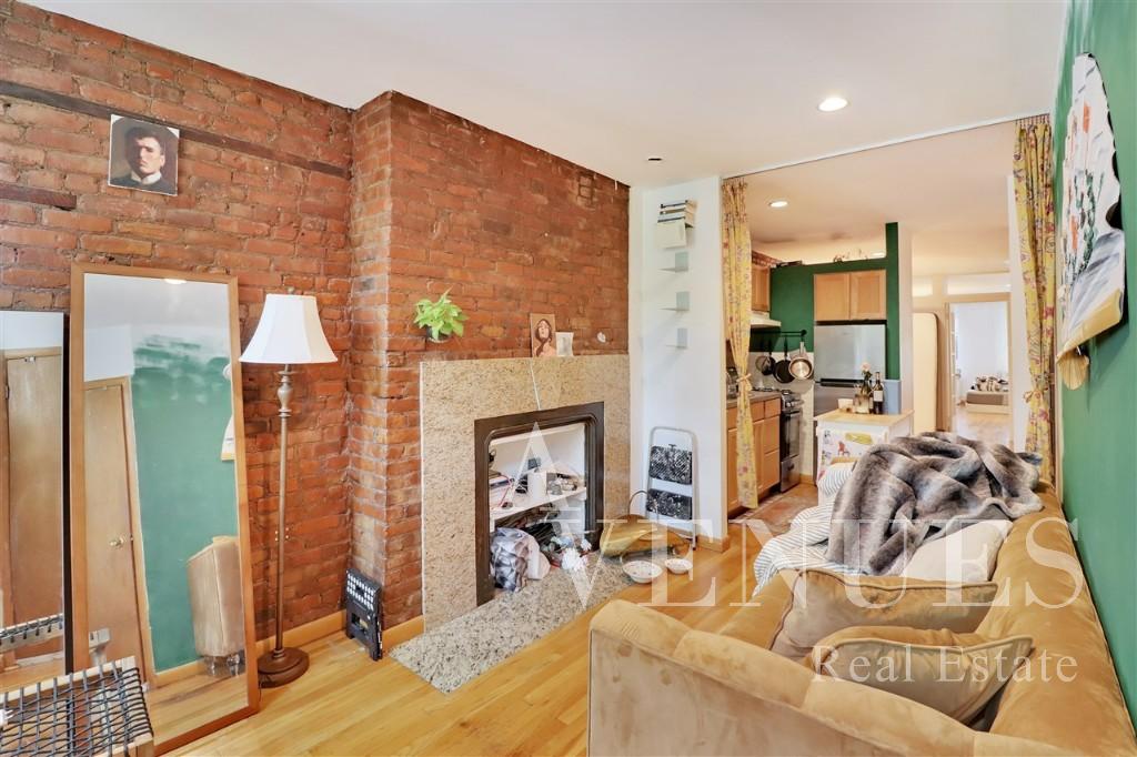 286 East 10th Street 2A, East Village, Downtown, NYC - 2 Bedrooms  
1 Bathrooms  
4 Rooms - 