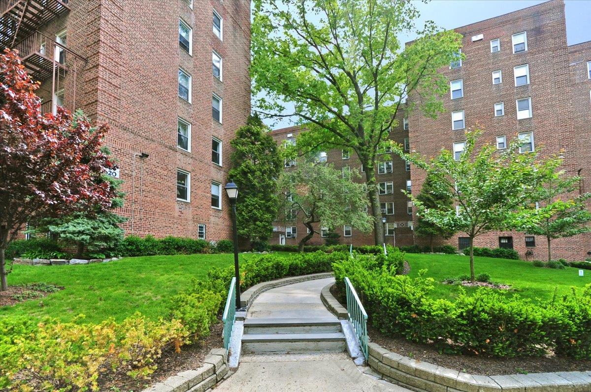 5620 Netherland Avenue 3-G, Riverdale, Bronx, New York - 2 Bedrooms  
1 Bathrooms  
4 Rooms - 