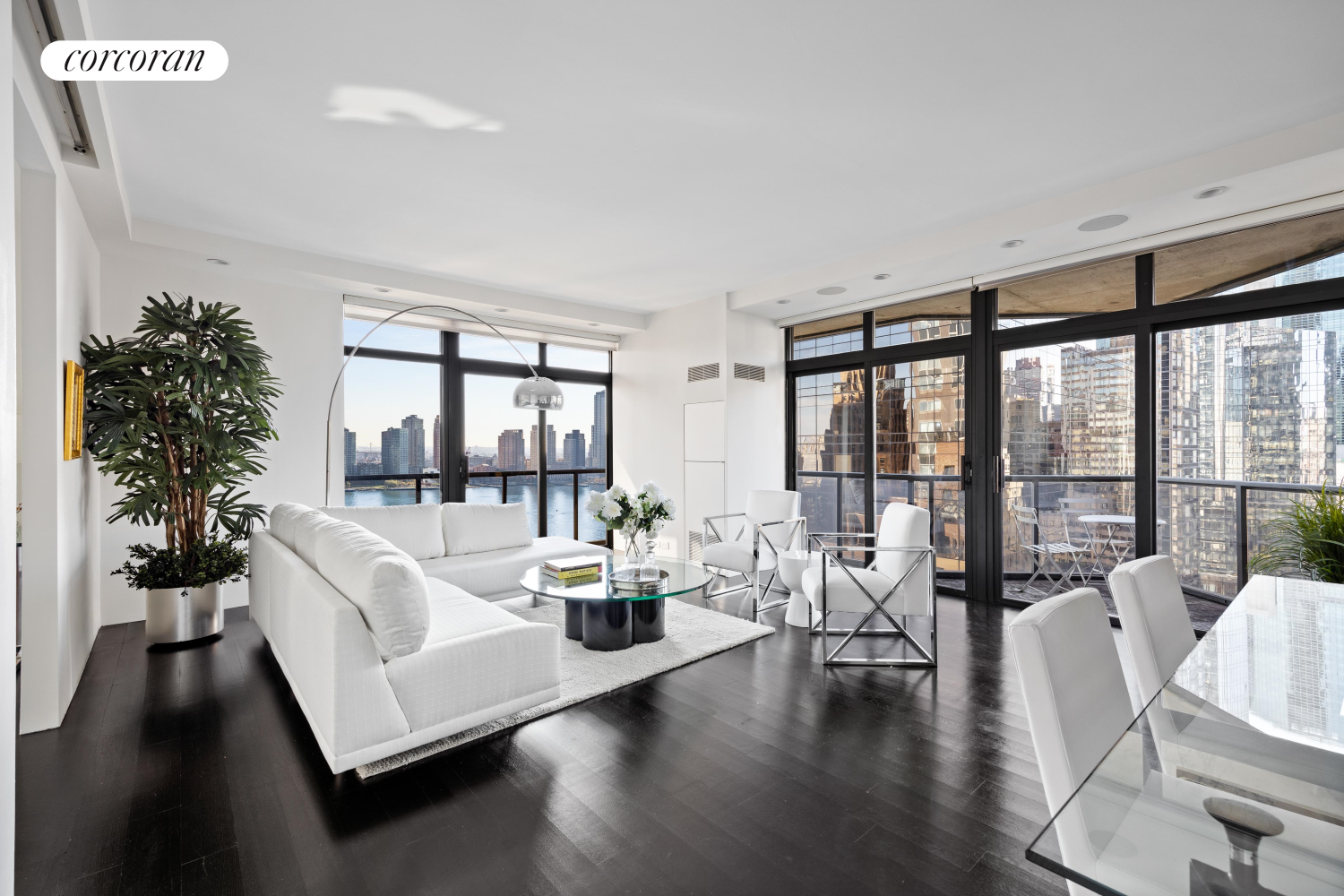 100 United Nations Plaza 22B, Turtle Bay, Midtown East, NYC - 2 Bedrooms  
2 Bathrooms  
5 Rooms - 