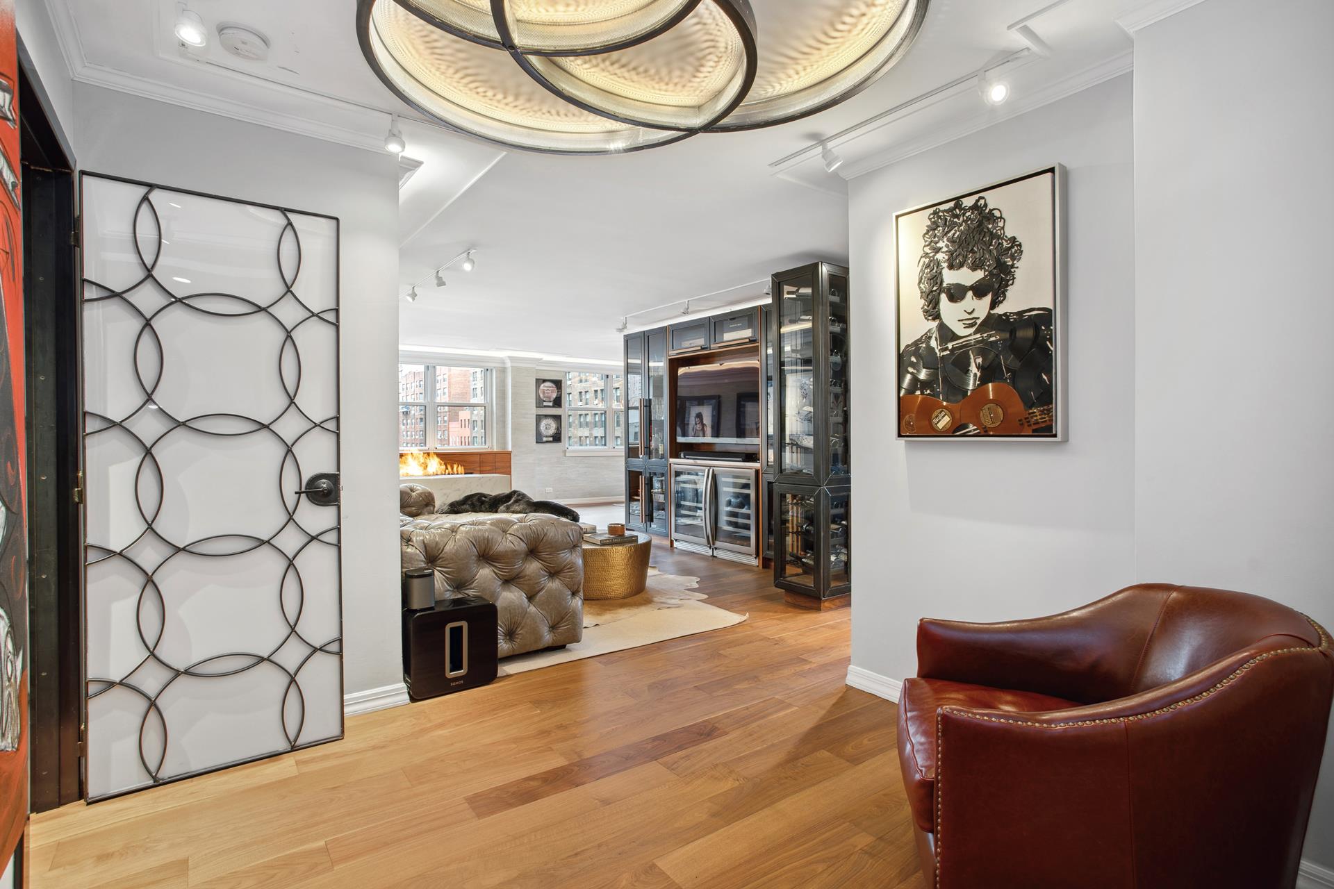 239 East 79th Street 5F, Yorkville, Upper East Side, NYC - 2 Bedrooms  
2 Bathrooms  
5 Rooms - 