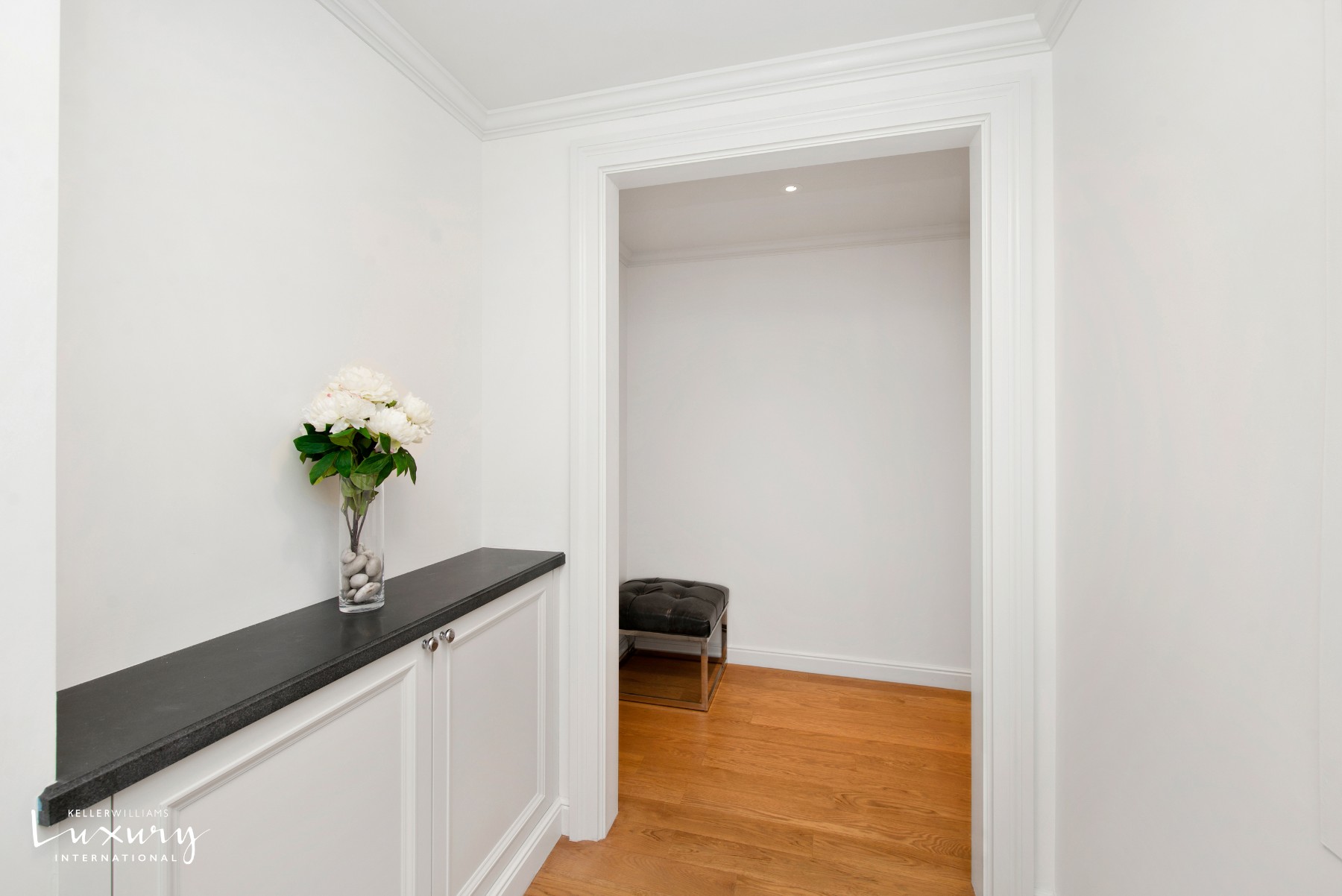 721 5th Avenue 61L, Midtown Center, Midtown East, NYC - 3 Bedrooms  
2.5 Bathrooms  
6 Rooms - 