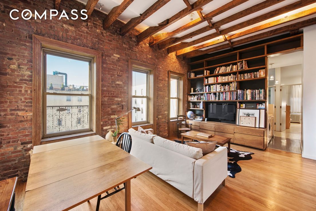 124 Thompson Street 27/28, Soho, Downtown, NYC - 2 Bedrooms  
2 Bathrooms  
5 Rooms - 
