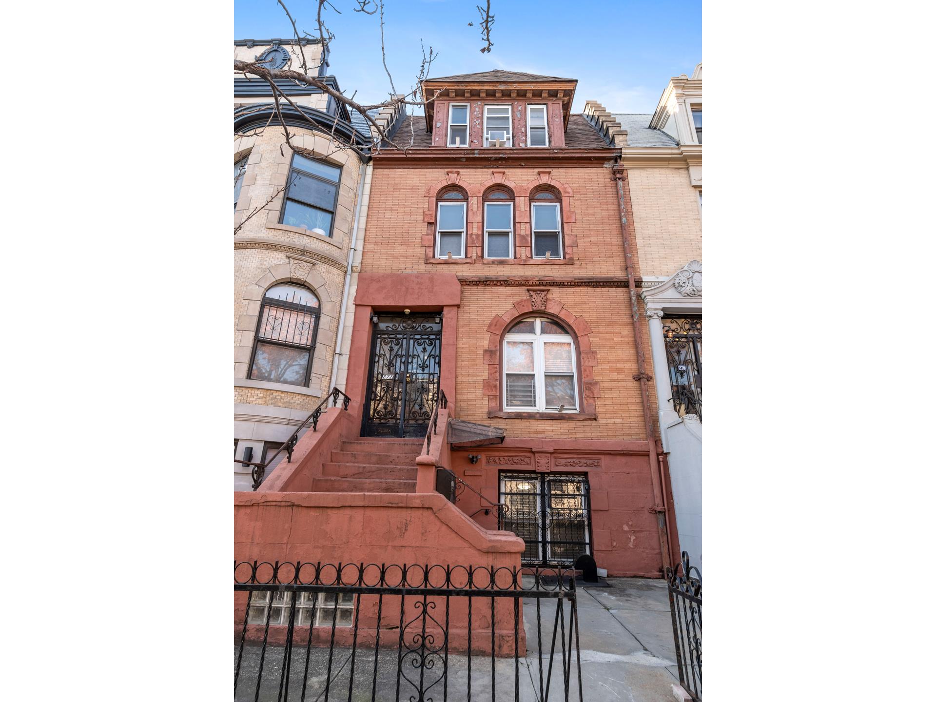 272 New York Avenue, Crown Heights, Brooklyn, New York - 12 Bedrooms  
4 Bathrooms  
20 Rooms - 