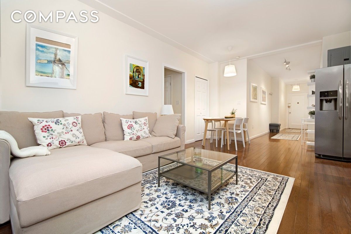 150 East 49th Street 3D, Midtown East, Midtown East, NYC - 2 Bedrooms  
1 Bathrooms  
4 Rooms - 