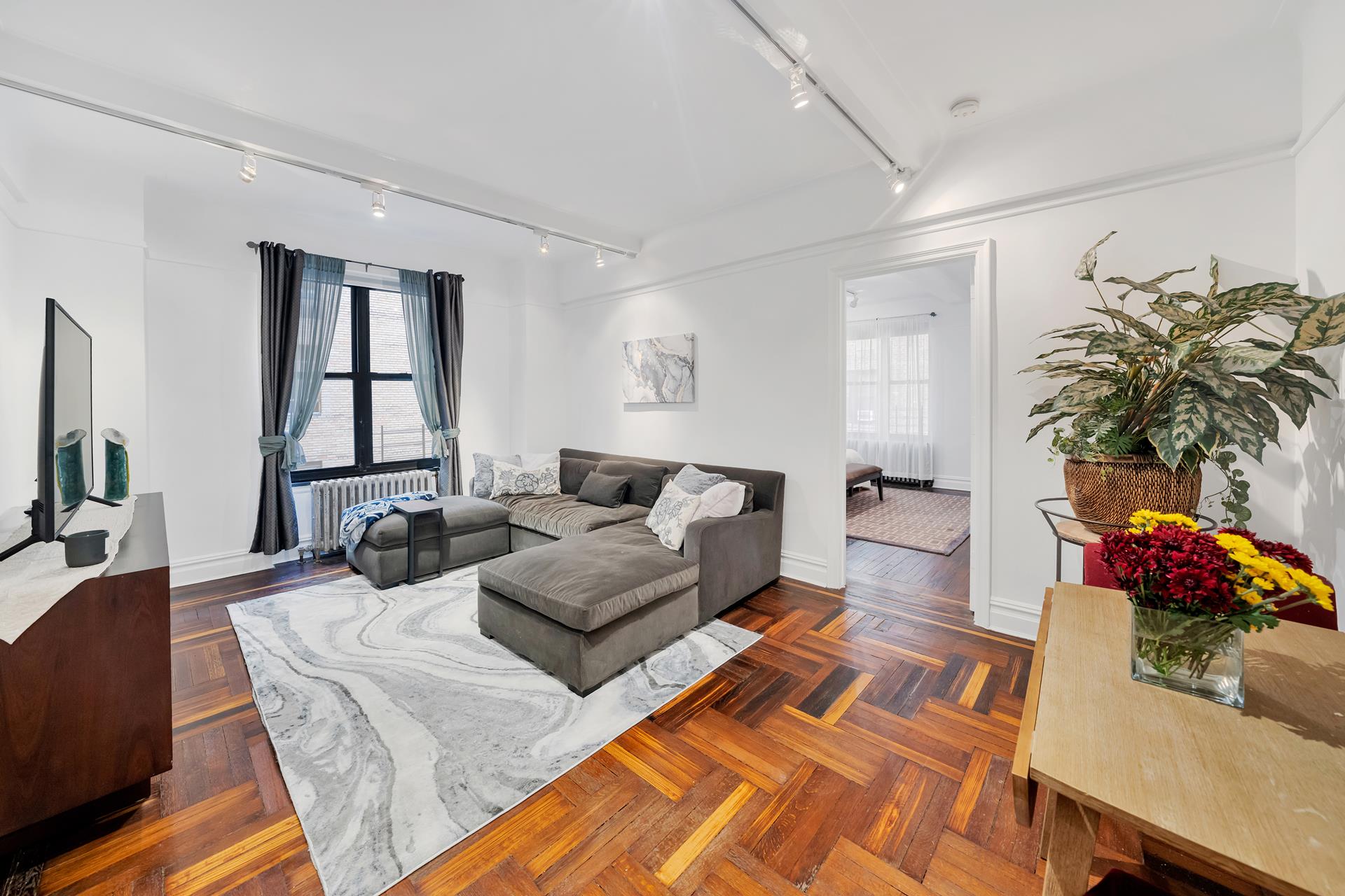 12 West 72nd Street 4Gh, Lincoln Sq, Upper West Side, NYC - 2 Bedrooms  
2 Bathrooms  
5 Rooms - 