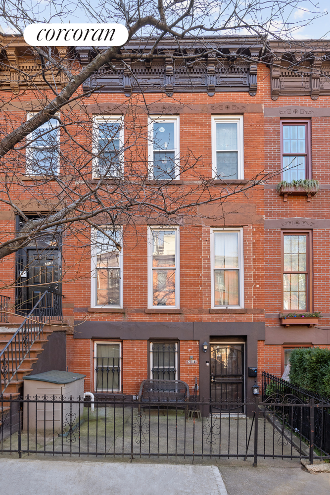 714 De Graw Street, Park Slope, Brooklyn, New York - 3 Bedrooms  
2.5 Bathrooms  
9 Rooms - 