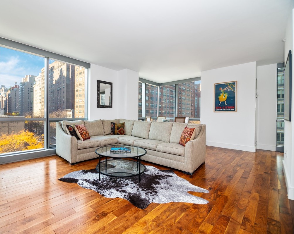 300 East 79th Street 4B, Lenox Hill, Upper East Side, NYC - 2 Bedrooms  
2.5 Bathrooms  
5 Rooms - 