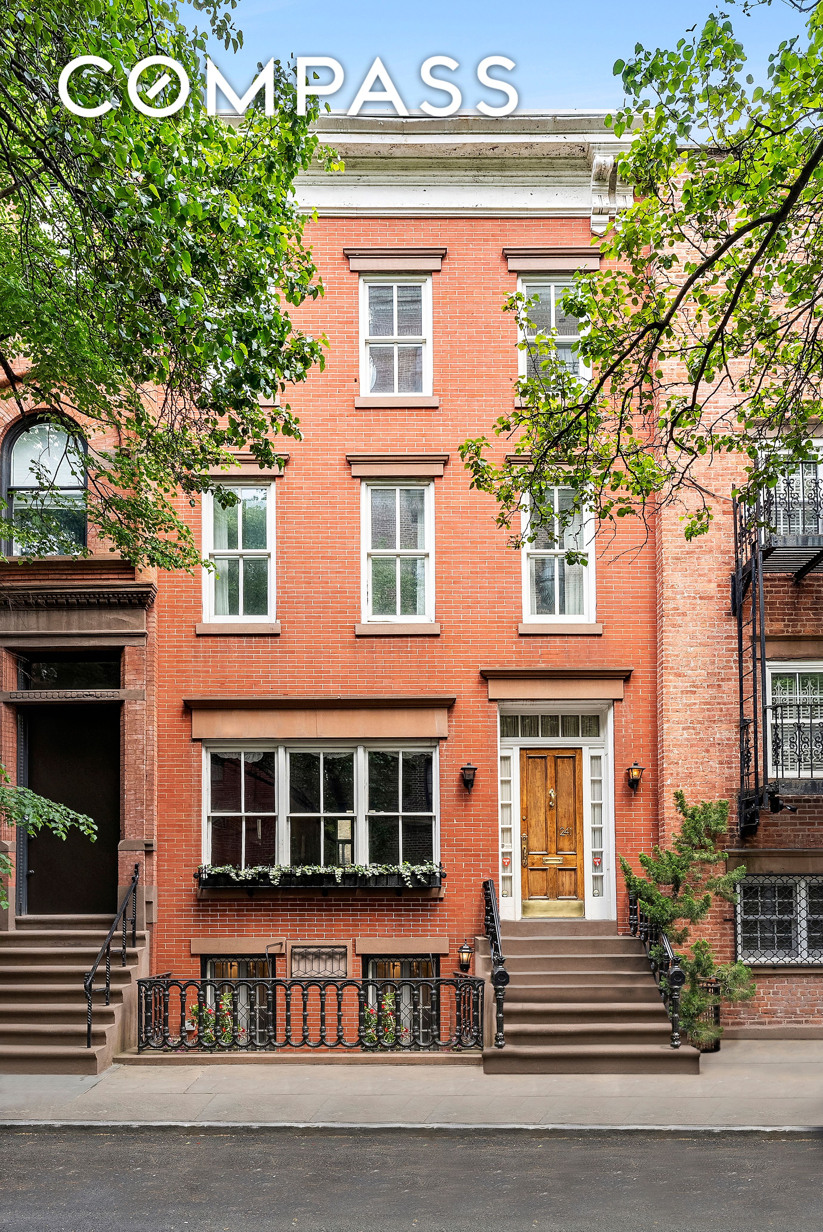 241 Waverly Place Triplex, West Village, Downtown, NYC - 4 Bedrooms  
3 Bathrooms  
6 Rooms - 