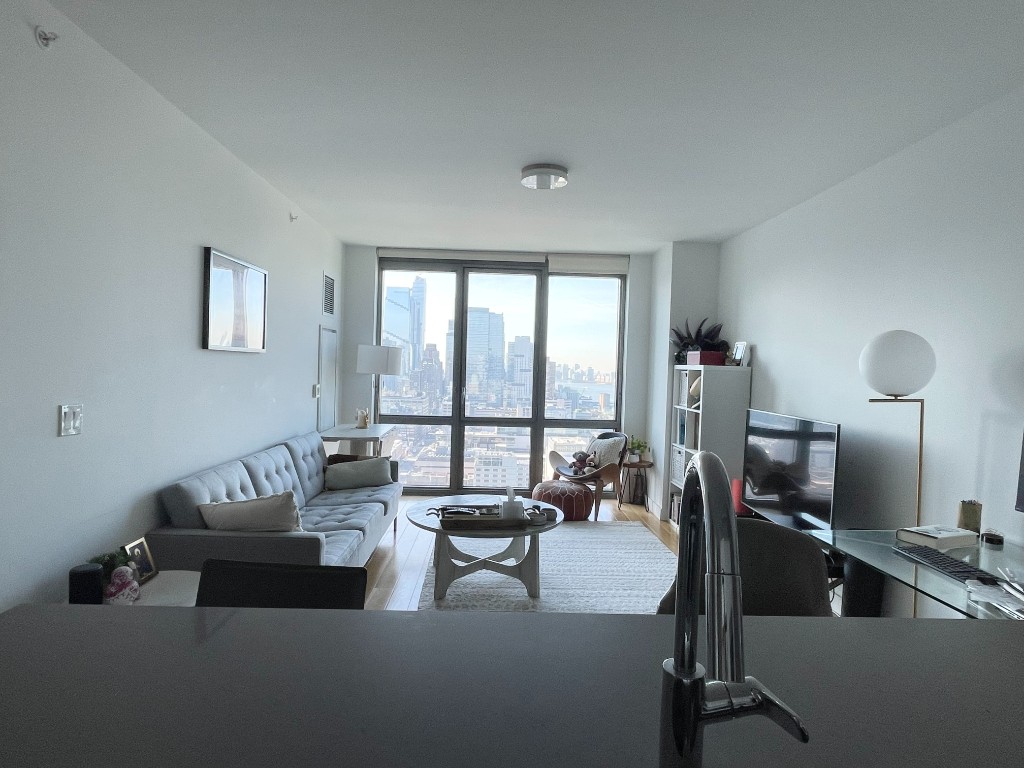 606 West 57th Street 3305, Midtown West, Midtown West, NYC - 1 Bedrooms  
1 Bathrooms  
3 Rooms - 