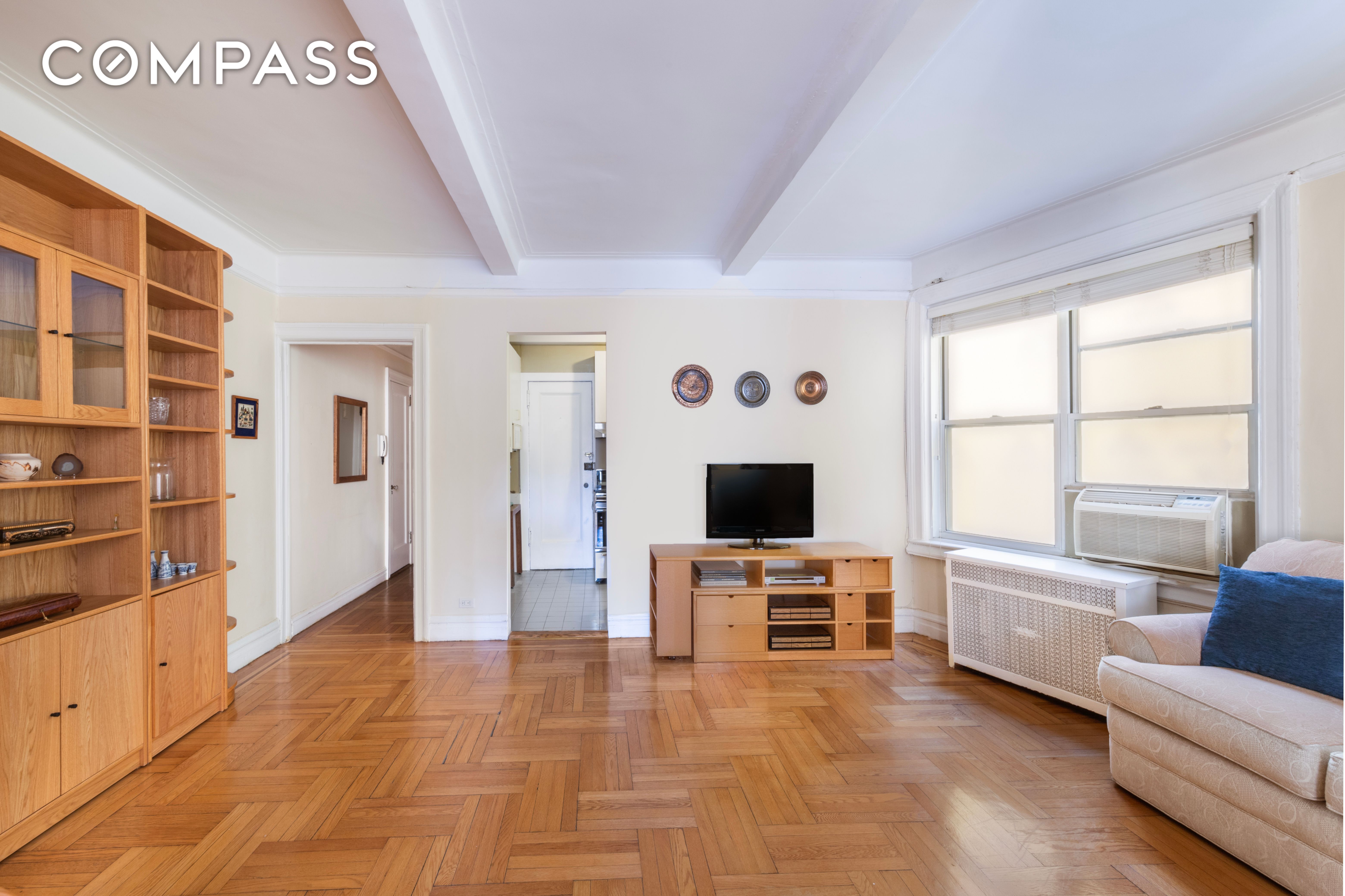 345 West 55th Street 6B, Hell S Kitchen, Midtown West, NYC - 2 Bedrooms  
1 Bathrooms  
4 Rooms - 