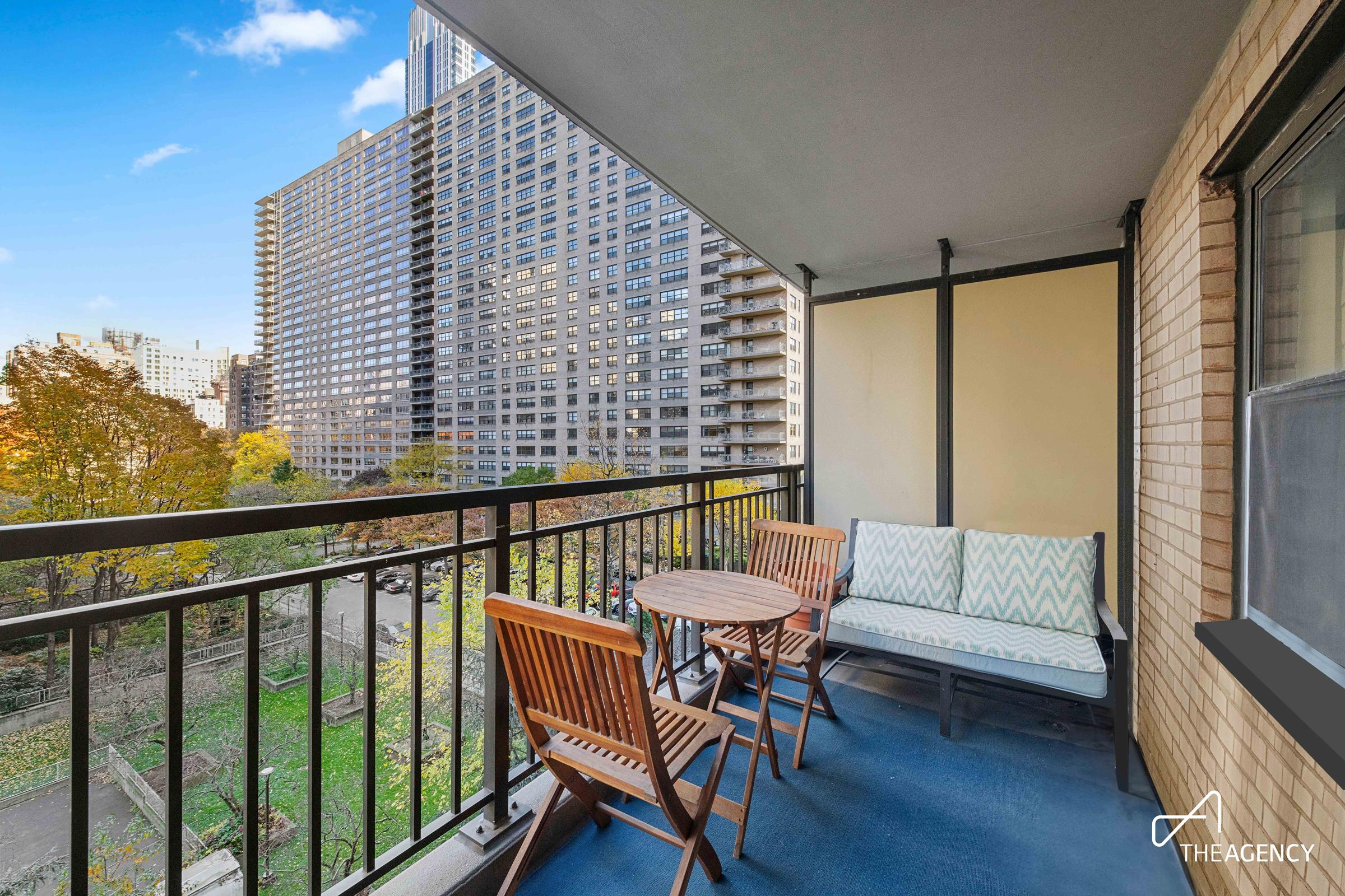 140 West End Avenue 7-B, Lincoln Square, Upper West Side, NYC - 2 Bedrooms  
1 Bathrooms  
4 Rooms - 