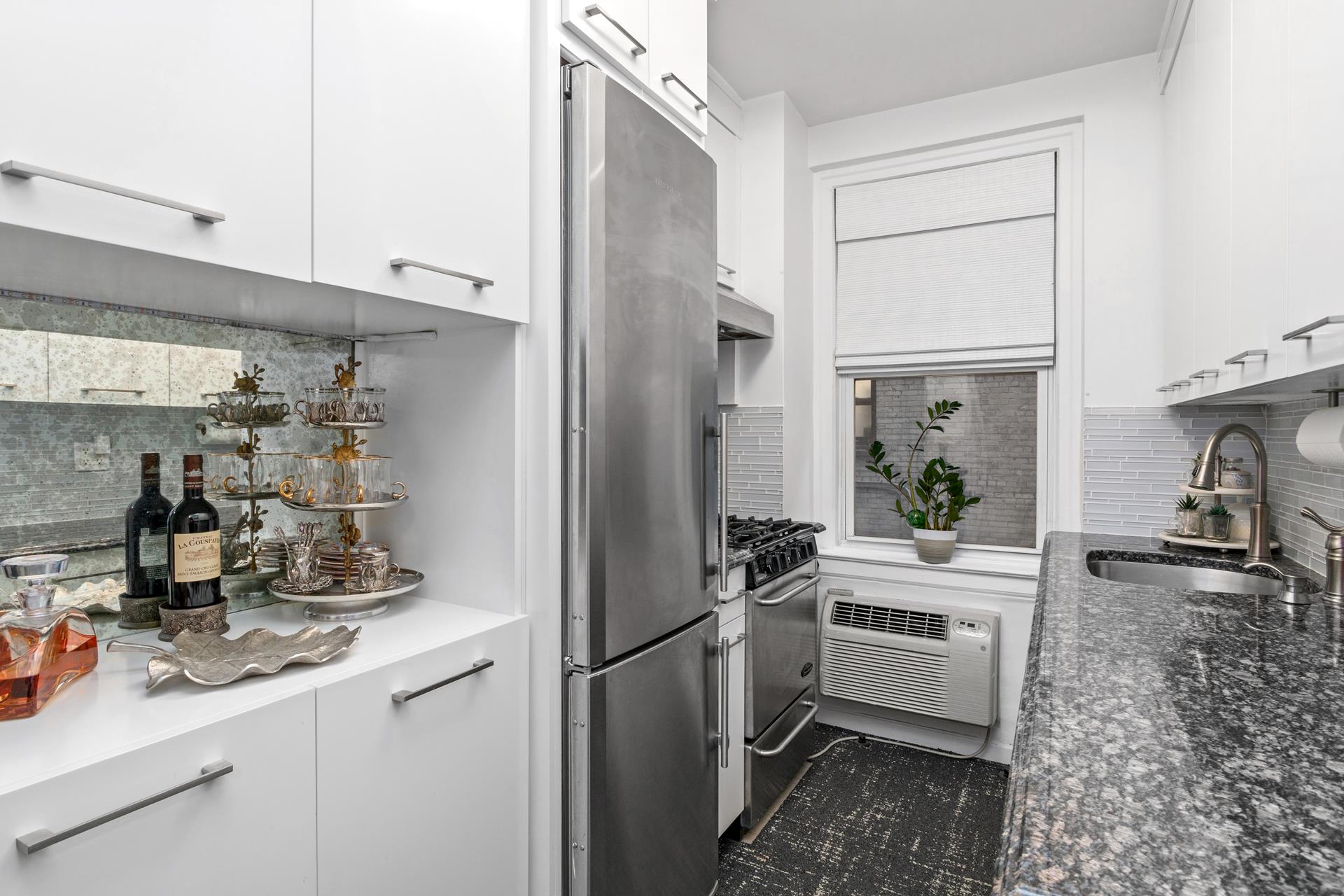 400 East 59th Street 2A, Sutton, Midtown East, NYC - 1 Bedrooms  
1 Bathrooms  
3 Rooms - 