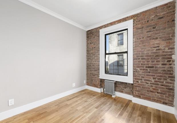 21-05 33rd Street, New York, NY 11105, 3 Bedrooms Bedrooms, 6 Rooms Rooms,1 BathroomBathrooms,Residential,For Sale,33rd,OLRS-00011940275