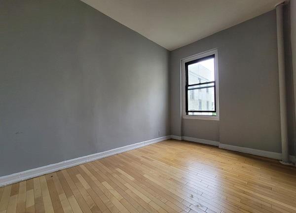 21-06 35th Street, New York, NY 11105, 2 Bedrooms Bedrooms, 4 Rooms Rooms,1 BathroomBathrooms,Residential,For Sale,35th,OLRS-2072591