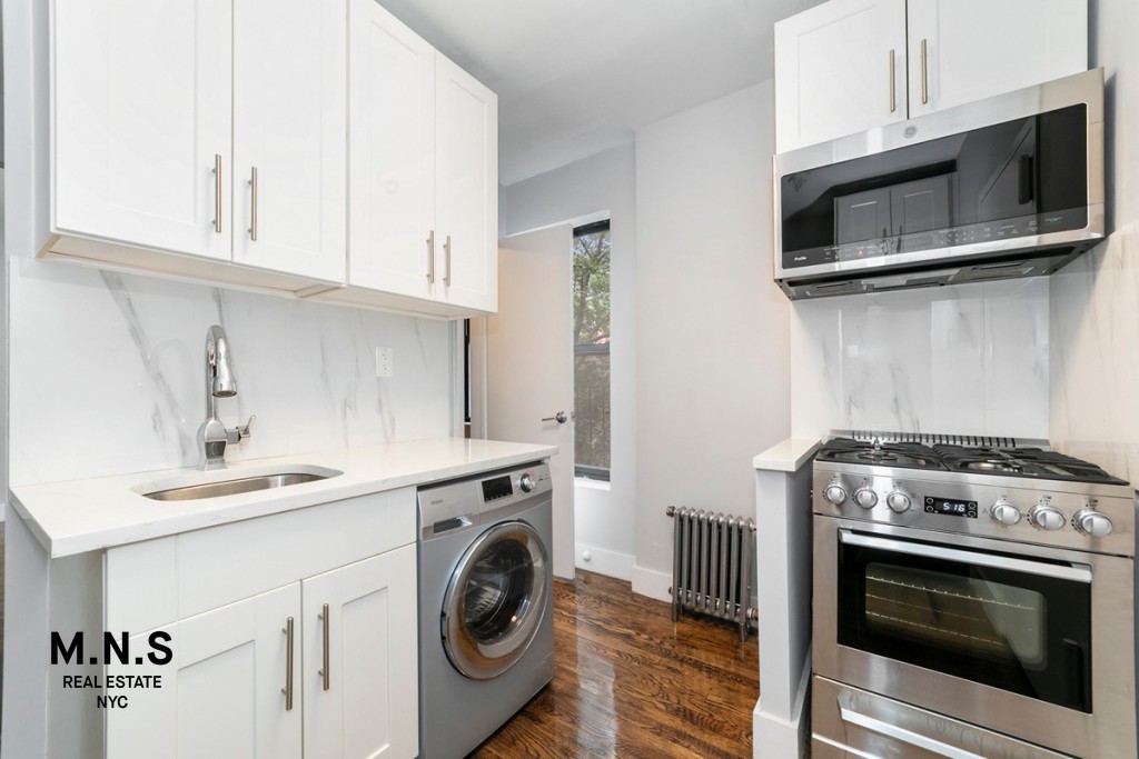 235 East 117th Street 4-A, East Harlem, Upper Manhattan, NYC - 2 Bedrooms  
1 Bathrooms  
3 Rooms - 