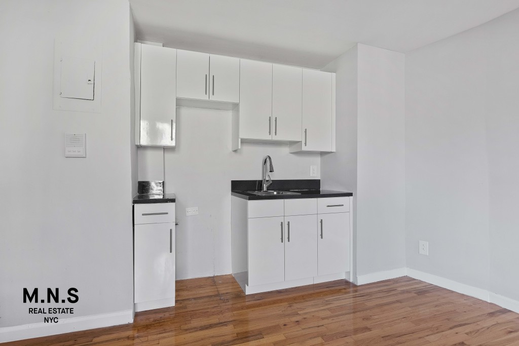 244 East 117th Street 3-F, East Harlem, Upper Manhattan, NYC - 2 Bedrooms  
1 Bathrooms  
4 Rooms - 