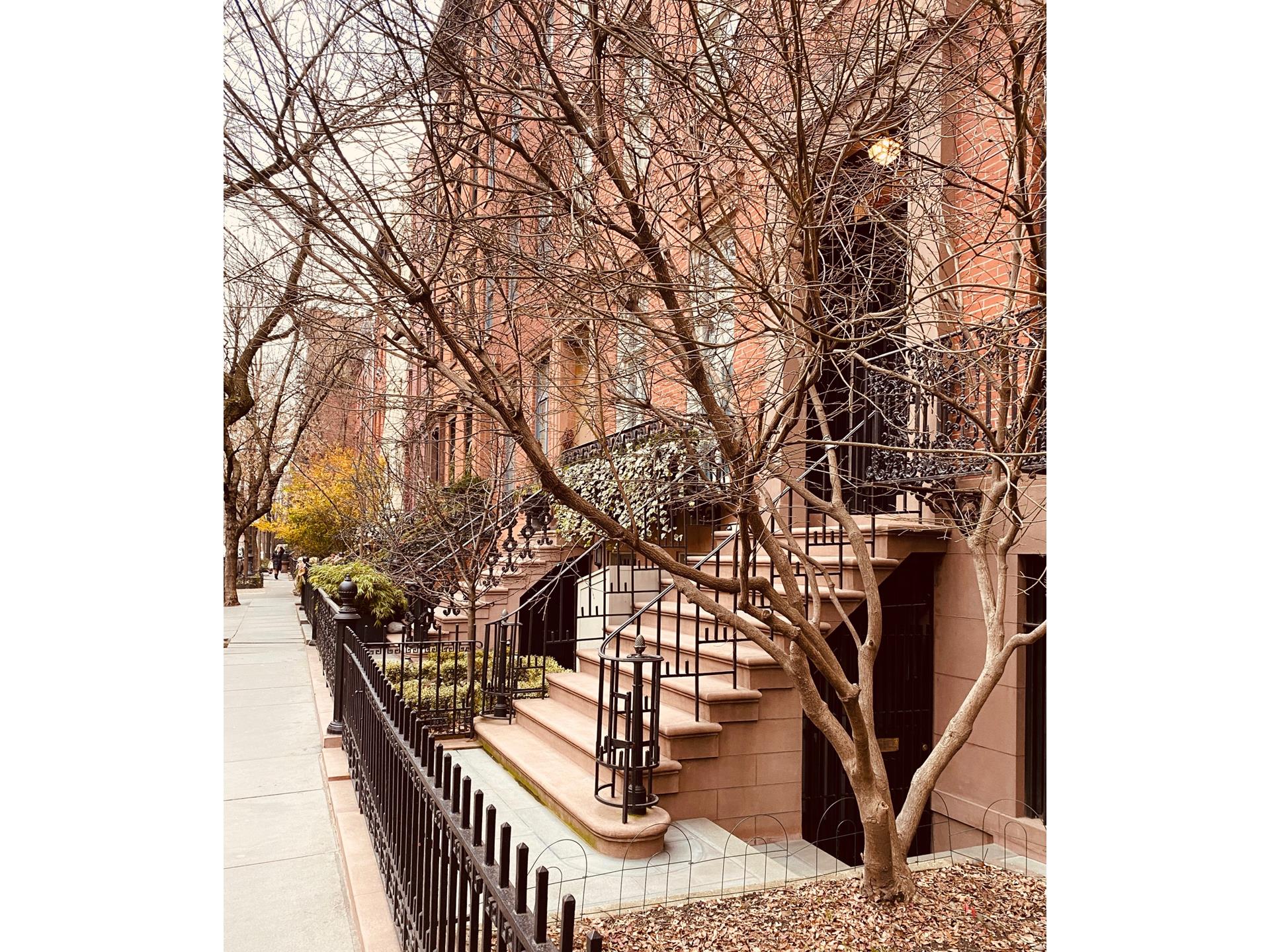 11 Bank Street, West Village, Downtown, NYC - 7 Bedrooms  
5 Bathrooms  
14 Rooms - 