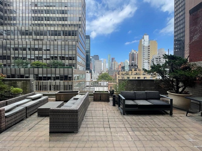 216 East 47th Street 9A, Turtle Bay, Midtown East, NYC - 3 Bedrooms  
4 Bathrooms  
7 Rooms - 